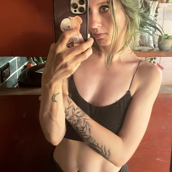 Meet your Posher, Millennial - Picture 3 of 4